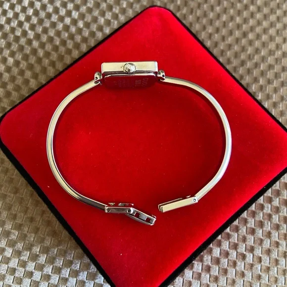 Ladies GUCCI bangle watch❤️SO CUTE❤️❤️❤️ - Picture 7 of 11